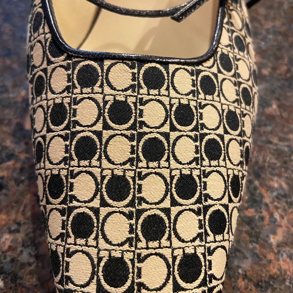 Salvatore Ferragamo ~ size 7.5 box included - Picture 2 of 4